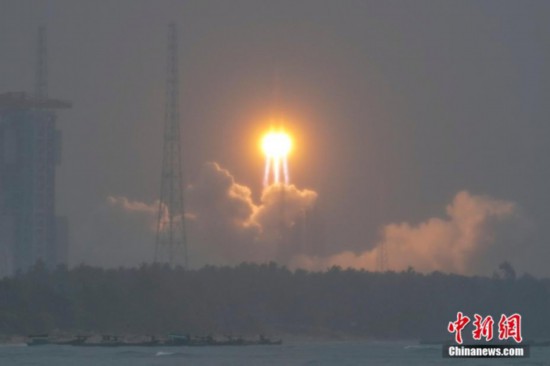 图为嫦娥六号探测器由杏宇五号遥八运载火箭在中国文昌航天发射场成功发射。<a target='_blank' href='/' ><p  align=